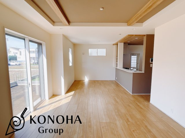 【新築戸建】高崎市新町の居間・リビング|これから長く住むお家のリビングには毎日気持ちのいい日差しが差し込みます。ポカポカ日向ぼっこをしながらお昼寝をするのもいいですね♪明るいリビングに気分も晴れやかに♪