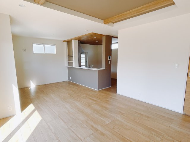 【新築戸建】高崎市新町の居間・リビング|18帖もある広々としたLDKでは今日あった出来事をご家族みんなでおしゃべりができます♪ご家族みんなが顔を合わせるリビングにはこだわり抜いたデザインを採用しております。