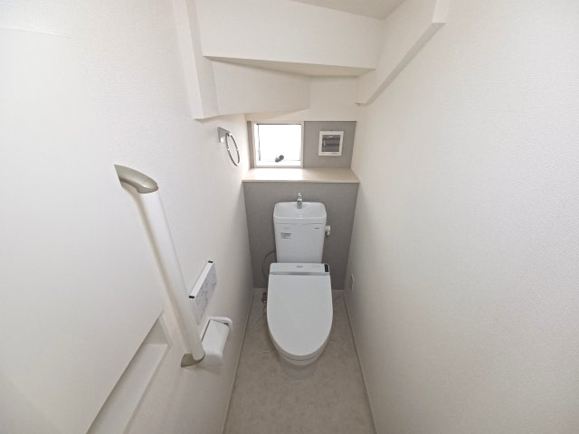 東松山市六軒町　中古戸建のトイレ|1階のトイレです。ウォシュレット付きで、収納や換気扇も完備してます