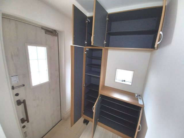 東松山市六軒町　中古戸建の玄関|収納力のある下足箱付の玄関