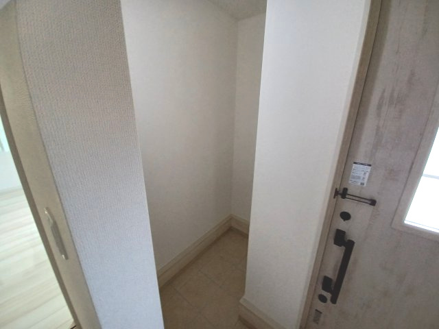 東松山市六軒町　中古戸建の玄関|玄関横には便利な収納スペース付です
