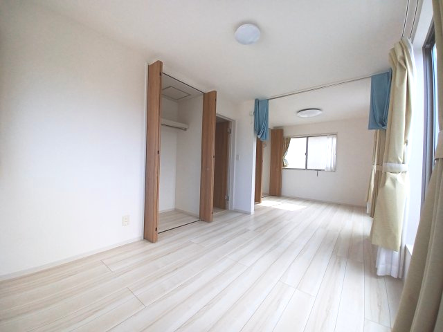 東松山市六軒町　中古戸建の洋室|部屋数が欲しい方は2部屋に区切ってもいいですね