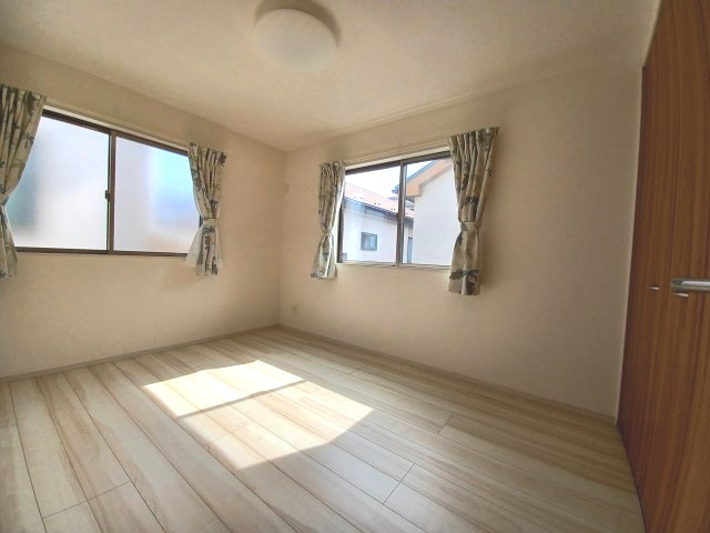 東松山市六軒町　中古戸建の洋室|2階洋室6帖は、南向きで明るいお部屋です