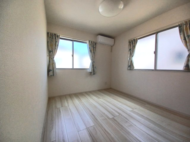 東松山市六軒町　中古戸建の洋室|2階洋室5.25帖はエアコン設置済みです