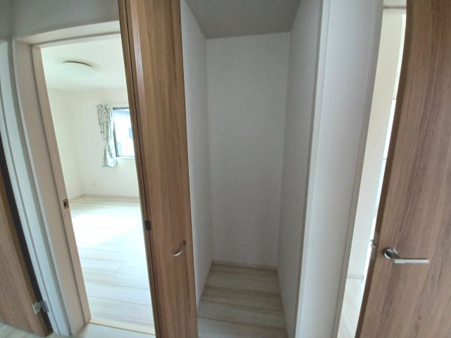 東松山市六軒町　中古戸建の収納|階段を上がったところに収納があります