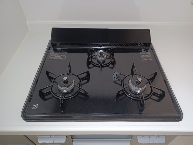 東松山市六軒町　中古戸建のキッチン|3口のガスコンロ。大変綺麗です。