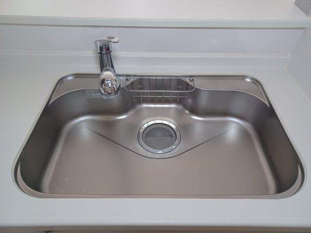 東松山市六軒町　中古戸建のキッチン|浄水器一体型水栓です