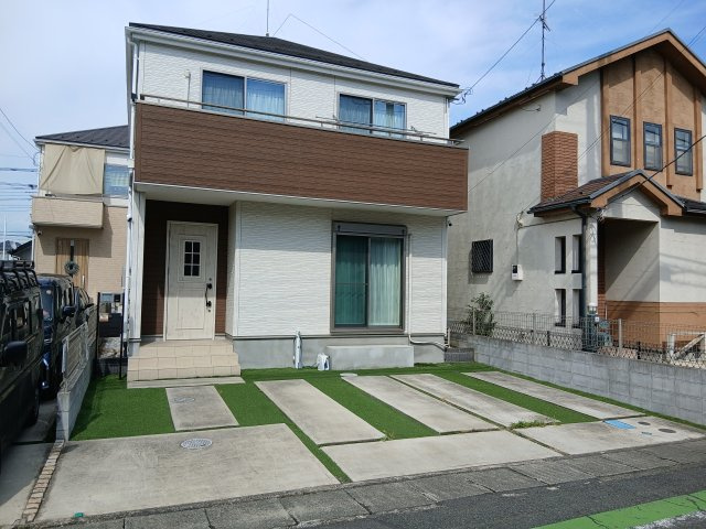 東松山市六軒町　中古戸建の外観|玄関前に軽自動車1台、中央と右側に普通車を駐車可能です