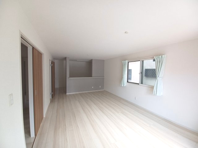 東松山市六軒町　中古戸建の居間・リビング|ゆったりとした居間です