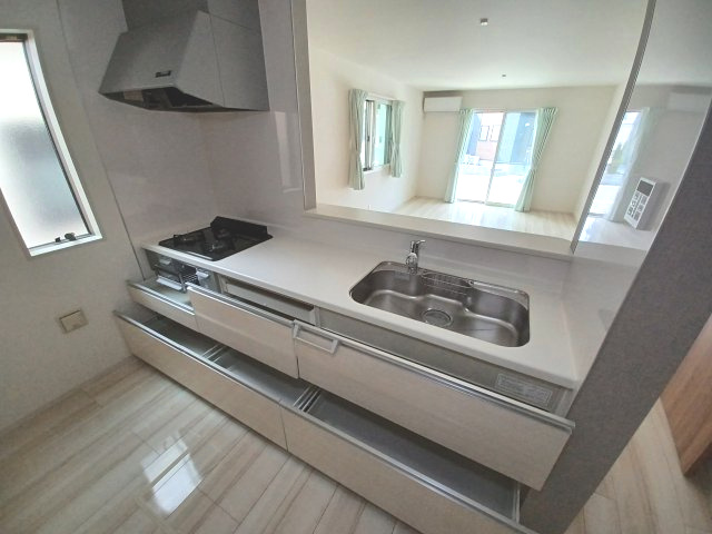 東松山市六軒町　中古戸建のキッチン|引き出し収納で使いやすいキッチンです