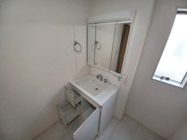 東松山市六軒町　中古戸建の独立洗面台|朝の支度にも助かる、独立の洗髪洗面化粧台