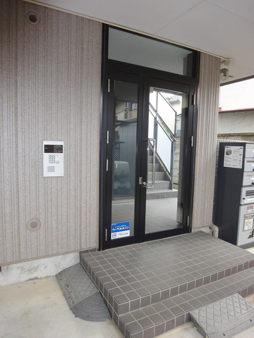 ｉ－メゾンのエントランス|★安心のオートロック★　★不在がちな方には便利な宅配ＢＯＸ★