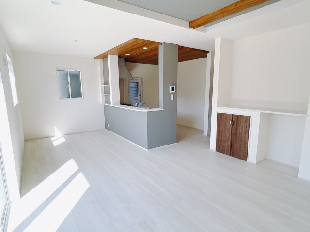 【新築戸建】高崎市新町の居間・リビング|ポカポカ日向ぼっこをしながらお昼寝をするのもいいですね♪明るいリビングに気分も晴れやかに♪