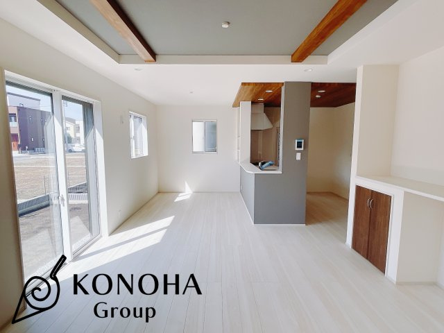 【新築戸建】高崎市新町の居間・リビング|これから長く住むお家のリビングには毎日気持ちのいい日差しが差し込みます。ポカポカ日向ぼっこをしながらお昼寝をするのもいいですね♪明るいリビングに気分も晴れやかに♪