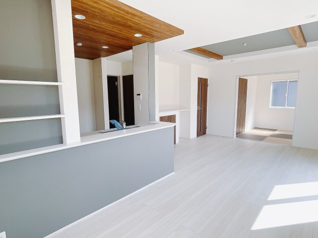 【新築戸建】高崎市新町の居間・リビング|ポカポカ日向ぼっこをしながらお昼寝をするのもいいですね♪明るいリビングに気分も晴れやかに♪