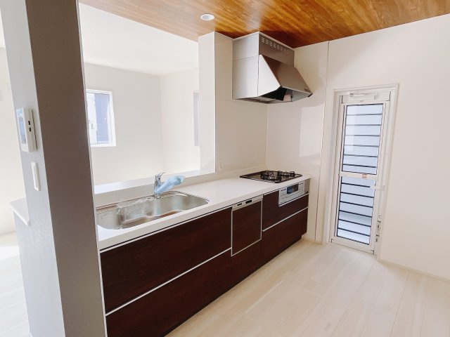 【新築戸建】高崎市新町のキッチン|お料理をしながらお部屋を見渡せることができる対面キッチンを採用。コミュニケーションがとりやすく、家族の絆が深まります。今日の出来事をおしゃべりしながら楽しい時間をお過ごしください♪