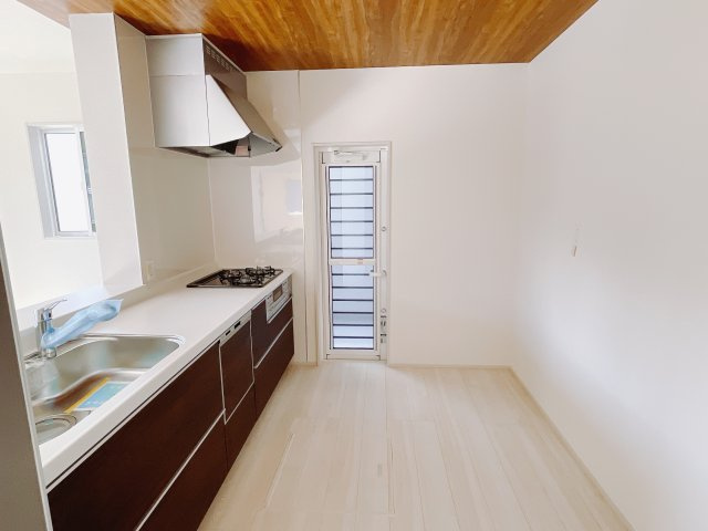 【新築戸建】高崎市新町のキッチン|お料理ができたら「これ運んで～♪」と手渡しが出来ます。対面キッチンなのでリビングと一体感があり、広々とした空間の中で楽しく食事やお菓子作りが出来ますね♪