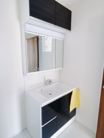 【新築戸建】高崎市新町の独立洗面台|通常より広いタイプの洗面所になっています。のびのびと使える洗面所には寒い冬にストーブをおいても邪魔になりません♪