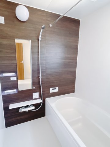 【新築戸建】高崎市新町の浴室|清潔感あふれる浴室には、カビを防ぎ雨の日でも洗濯物を乾かせられる浴室暖房乾燥機を標準装備しております♪毎日のお手入れが楽になります。