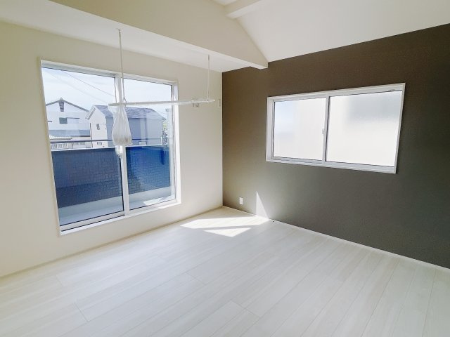 【新築戸建】高崎市新町の洋室|ママ友が来ても子供達には子供部屋で遊んでいてもらうことができます。ママ達はリビングで楽しくおしゃべりに華を咲かせながら気兼ねなく盛り上がれます♪