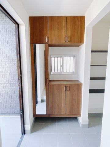 【新築戸建】高崎市新町の玄関|毎日の「いってらっしゃい」や「お帰りなさい」を大切なご家族と過ごす玄関は〈使いやすさ〉を追求しております。玄関横の物入は急な来客時でもさっとお片付けできるスペースを確保しています。