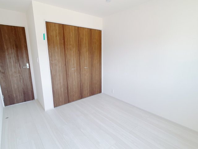 【新築戸建】高崎市新町の洋室|「今日も一日お疲れ様」とご夫婦でゆったりくつろげる寝室。毎日の家事やお仕事に疲れた日はフカフカのベットで癒されてください。テレビや本棚をおいても快適な広さなのが自慢のお部屋です♪