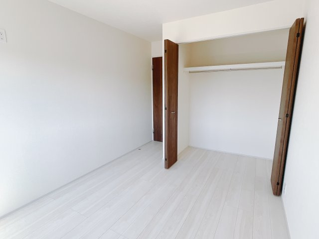 【新築戸建】高崎市新町の洋室|広い寝室ならインテリアも自由自在にお楽しみいただけます♪お外から帰ってきた後は寝室でゆっくり自分の時間をお過ごしください。