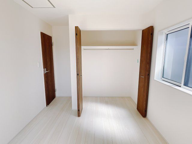 【新築戸建】高崎市新町の洋室|お子様にとって初めての「自分だけのお部屋」。どんなお部屋にするのか楽しみになりますね♪こちらのお部屋は洋室になっているので、もし汚してしまっても簡単にお掃除できるので助かります。