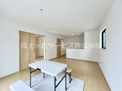 【居間・リビング】 | 裾野市石脇 B号棟 | 16帖のリビングダイニングです