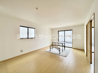 【居間・リビング】 | 裾野市石脇 B号棟 | ゆったり過ごせる居間です