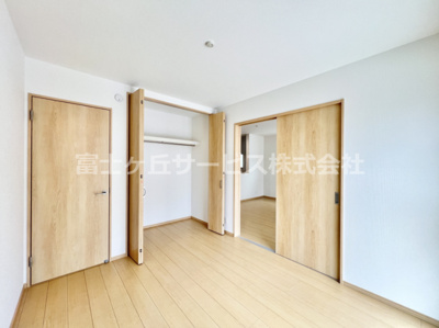 【洋室】 | 裾野市石脇 B号棟 | リビング横の5.25帖の洋室です