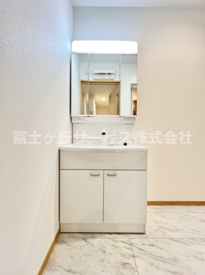 【独立洗面台】 | 裾野市石脇 B号棟 | 独立洗面台、小物を置くことができて便利です