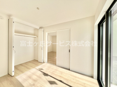 【洋室】 | 裾野市石脇 C号棟 | リビング横の5.25帖の洋室です