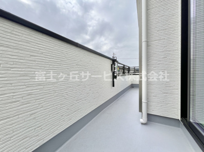 【バルコニー】 | 裾野市石脇 C号棟 | 開放的で明るい空間を演出してくれるバルコニーです