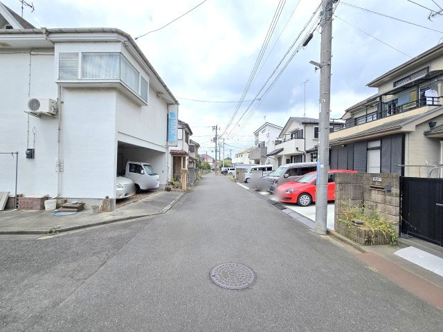 武蔵村山市三ツ木5丁目 中古戸建の前面道路含む現地写真