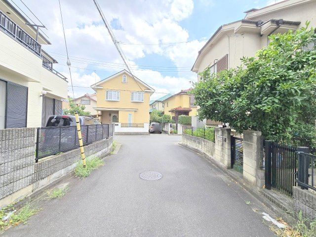 武蔵村山市三ツ木5丁目 中古戸建の前面道路含む現地写真