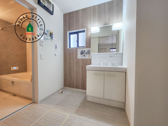 福岡市中央区小笹4丁目第1-2棟（1号棟）の脱衣所|ゆとりの洗面スペースで朝の身支度もスムーズに。暮らしを快適に変えるシャワー付洗面台です！