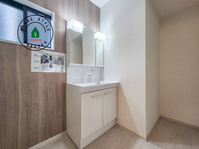 福岡市中央区小笹4丁目第1-2棟（1号棟）の独立洗面台|毎日使うものだから清潔な空間を保ちたい水回り。洗面にはそんな願いを解消させてくれる収納アイデアが満載です。三面鏡の裏側にはキャビネットが現れ小物から背の高い物まで収納できます。