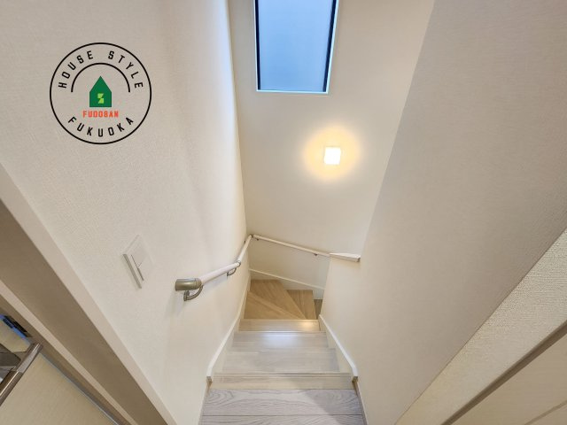 福岡市中央区小笹4丁目第1-2棟（1号棟）の内装|階段からも明るい光が入ります。採光や通風も階段の重要な役割です。