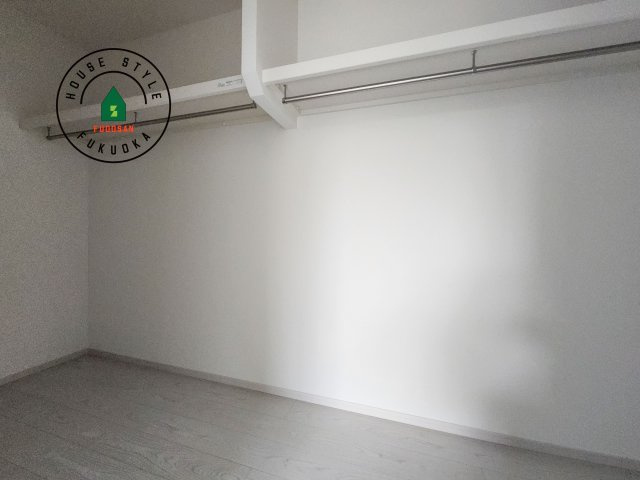 福岡市中央区小笹4丁目第1-2棟（1号棟）の収納|洋服や大きな荷物が多い方や人数の多いご家族などは、一般的なクローゼットよりもウォークインクローゼットのほうが使い勝手が良いです。