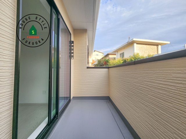 福岡市中央区小笹4丁目第1-2棟（1号棟）のバルコニー|風をしっかりと感じられるバルコニーでは、毎日が洗濯日和です。広々としているので洗濯も楽しくなるでしょうし、気分転換にバルコニーからの眺めを楽しむのもいいでしょう。