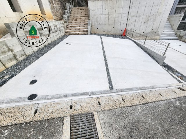 福岡市中央区小笹4丁目第1-2棟（1号棟）の駐車場|広々した駐車場になります。3台並列駐車となります。