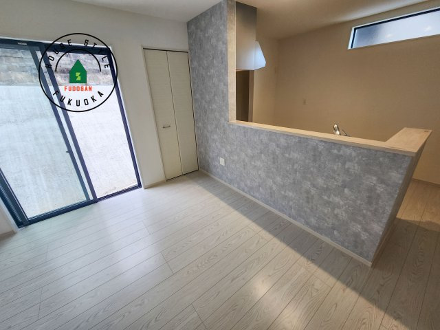 福岡市中央区小笹4丁目第1-2棟（1号棟）のダイニング|キッチンから立ち込める香りが今日の料理を期待させます。