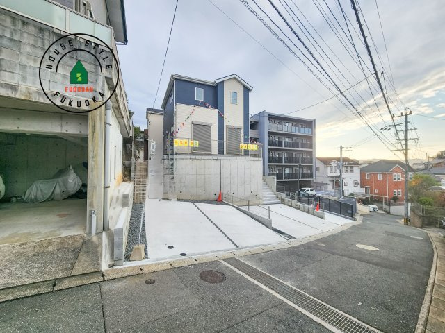 福岡市中央区小笹4丁目第1-2棟（1号棟）の前面道路含む現地写真|見学の時間などお気軽にお問い合わせ下さい。