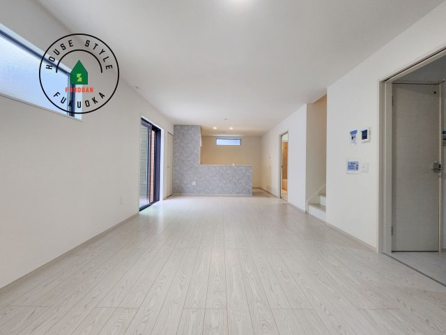 福岡市中央区小笹4丁目第1-2棟（1号棟）の居間・リビング|ご家族を近くに感じられる対面キッチンのLDK。会話もはずみそうですね。