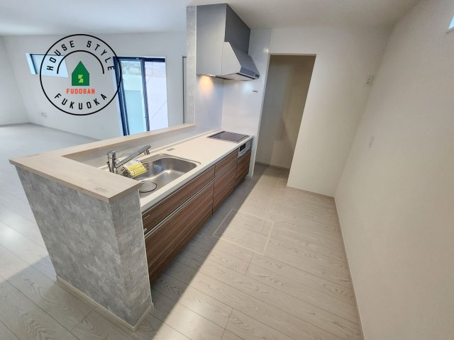 福岡市中央区小笹4丁目第1-2棟（1号棟）のキッチン|ダイニングテーブルへの配膳がラクラク、お料理はかどるカウンター付きシステムキッチン！