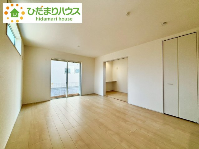 野田市中根2期　新築戸建　1号棟の居間・リビング|家族だんらんで、笑顔のたえない時間も増えそうな広々としたLDKが魅力です(^^)/窓も多くて明るい空間でくつろげます。
