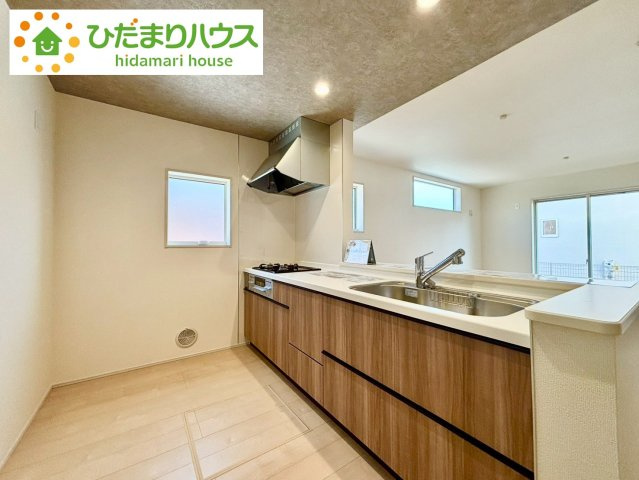 野田市中根2期　新築戸建　1号棟のキッチン|リビングを見渡せるキッチンはお子様を見ながらでも料理が出来て安心ですね☆							
