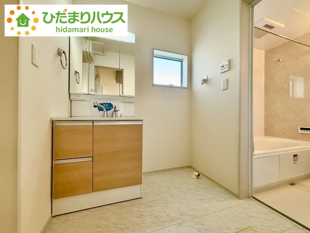 野田市中根2期　新築戸建　1号棟の独立洗面台|三面鏡の大きな鏡は憧れます(^^♪鏡の後ろは収納となっていて、細かいものでも収納できるのでスッキリと整理できます！							
