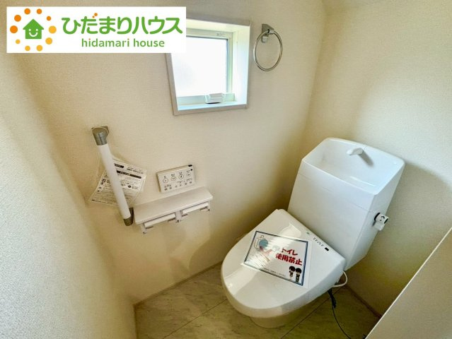 野田市中根2期　新築戸建　1号棟のトイレ|小窓が付いているので、トイレも明るい空間になっております♪							
